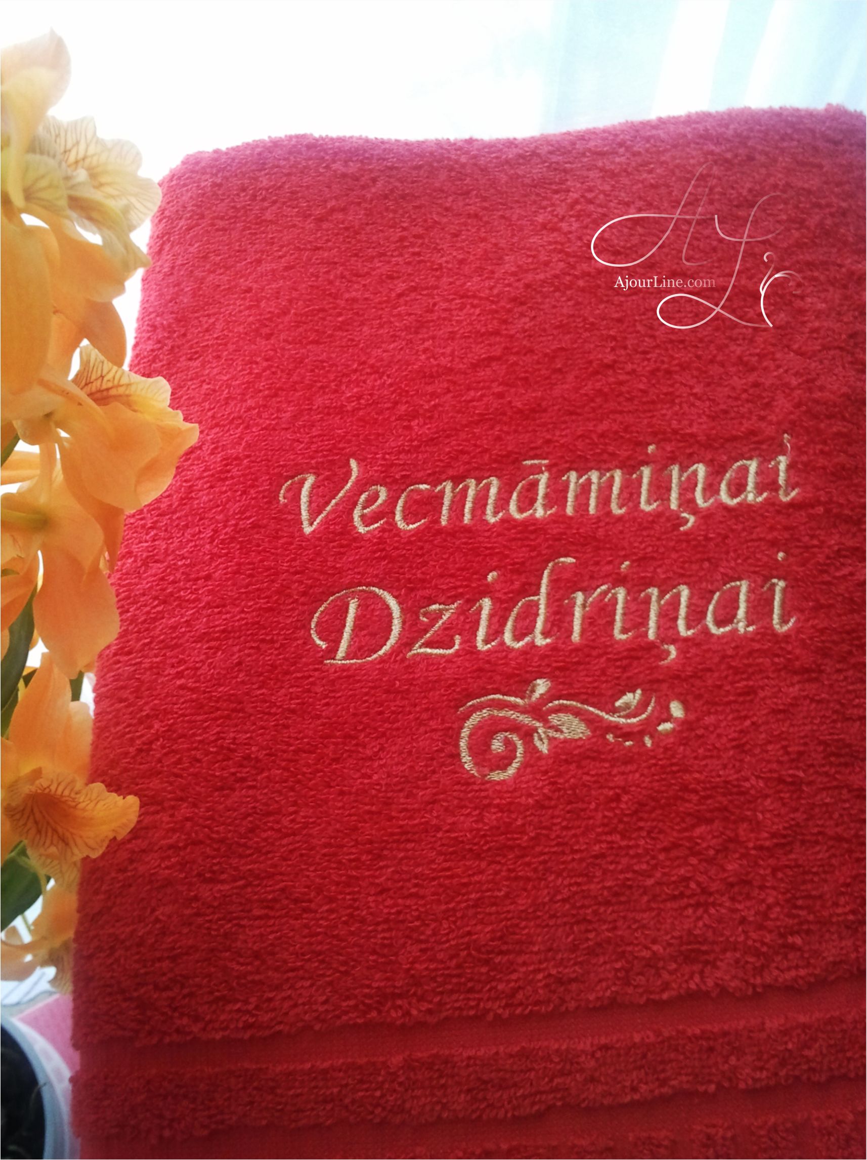 personalizēta dvieļa dāvana — praktiska un pārdomāta dāvana ar individuālu izšuvumu, kas ir lieliski piemērota ikdienas lietošanai vai īpašiem gadījumiem. Roku darbs Rīgā, Latvijā. Piegāde visā pasaulē.
