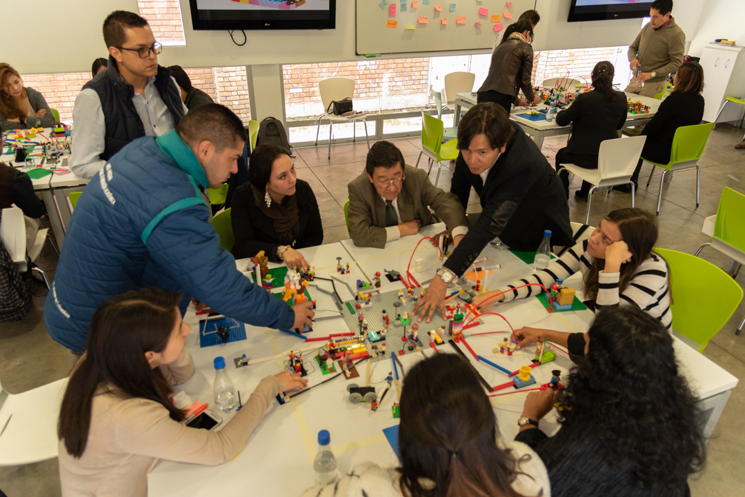 Equipo construyendo una solución durante una experiencia GoTraining