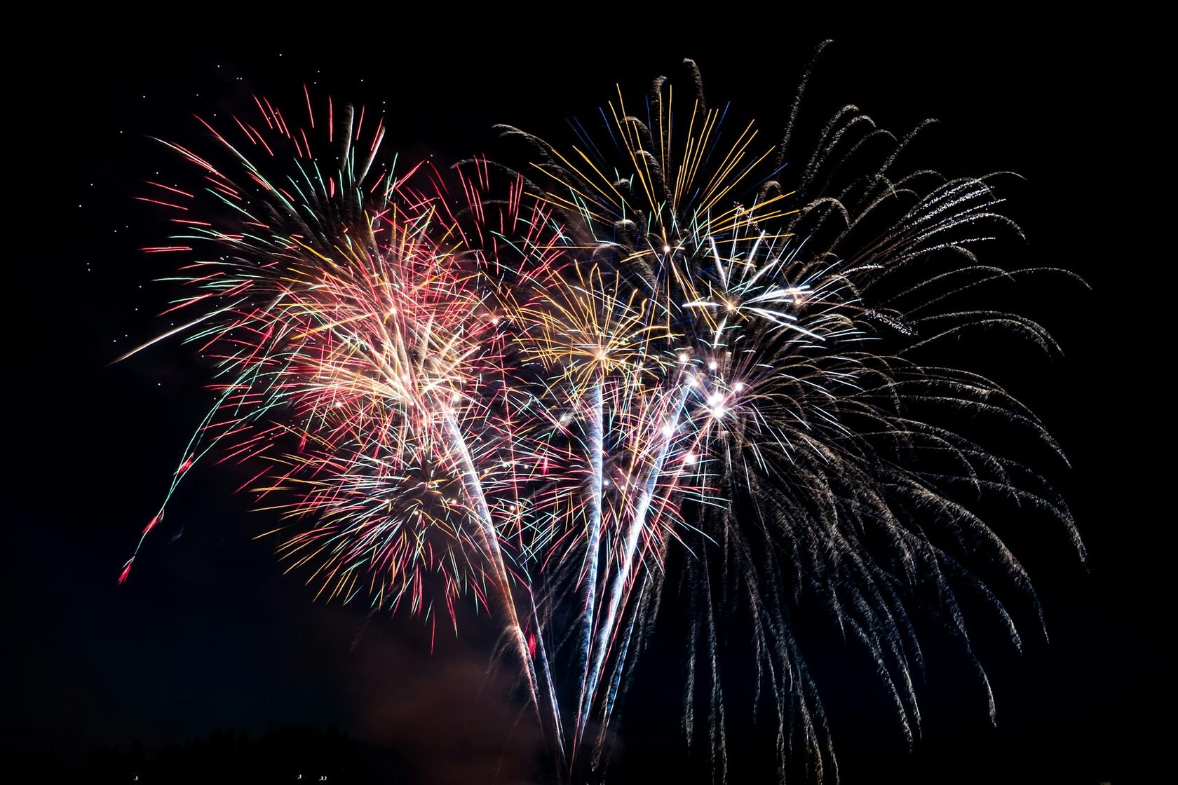 Spectacol de artificii pe cerul nopții