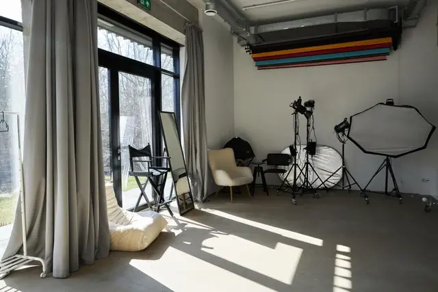 Cyklorama KARIROOM — miejsce na sesje portretowe i packshotowe