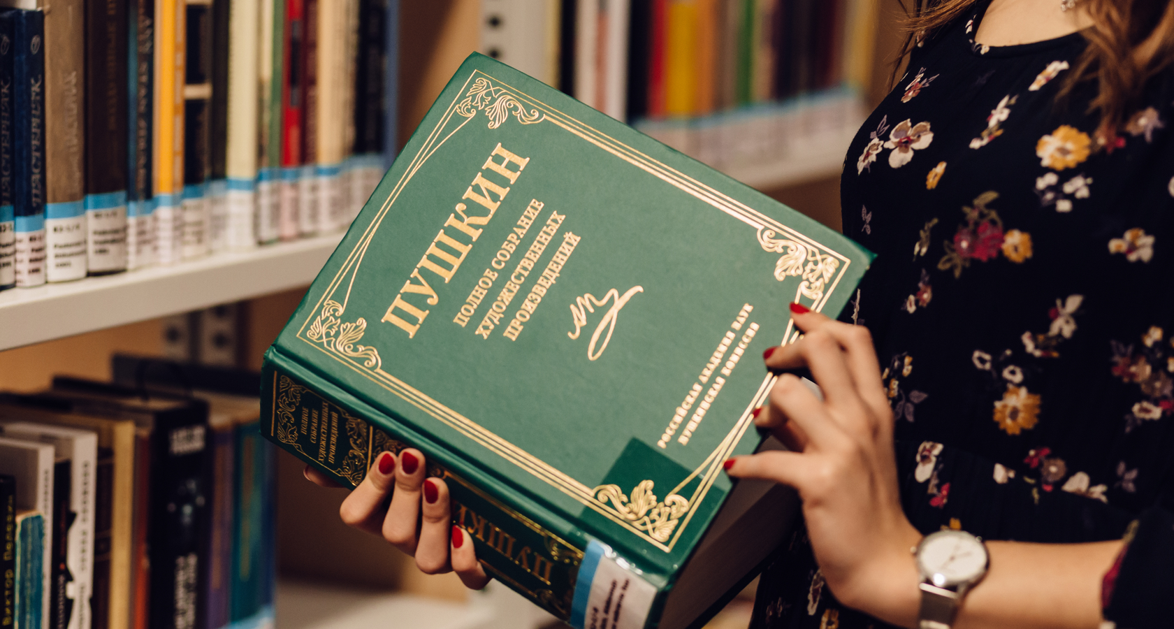 Dictionnaire russe vintage ouvert sur un bureau en bois, lettres cyrilliques visibles