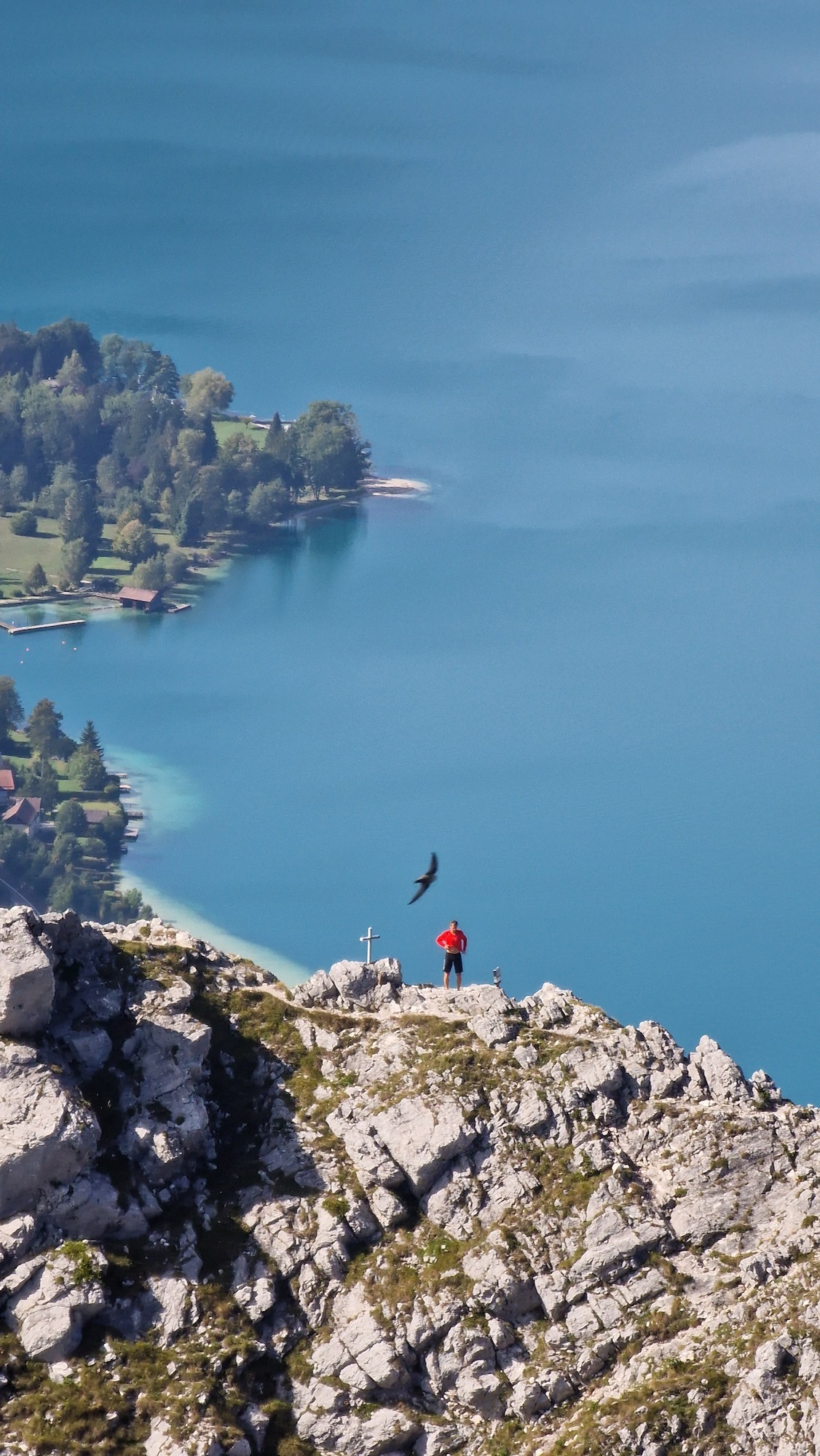 Newlyweds by an Austrian mountain lake, calm wedding portraits with alpine scenery