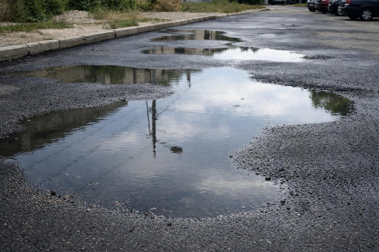 Локви вода върху нов асфалт в София заради липса на правилен наклон и лошо оттичане