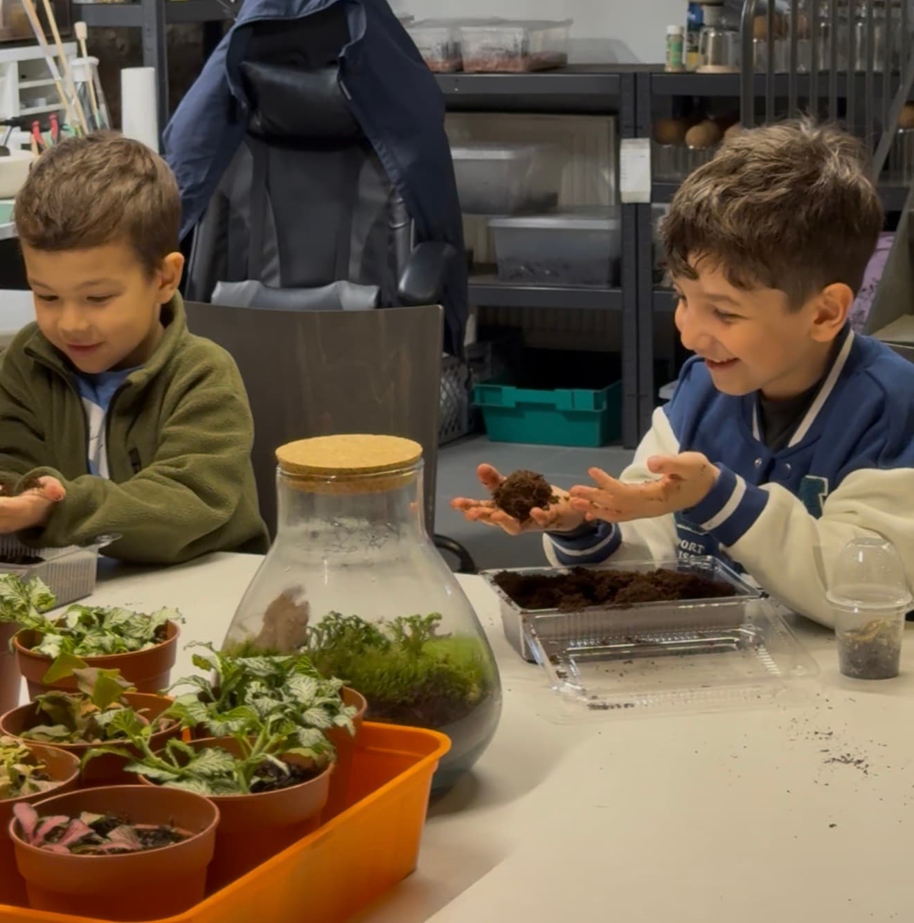 Kinder spielen und lachen beim Kindergeburtstag gemeinsam im Atelier – IZSO NaturArt in Lahr