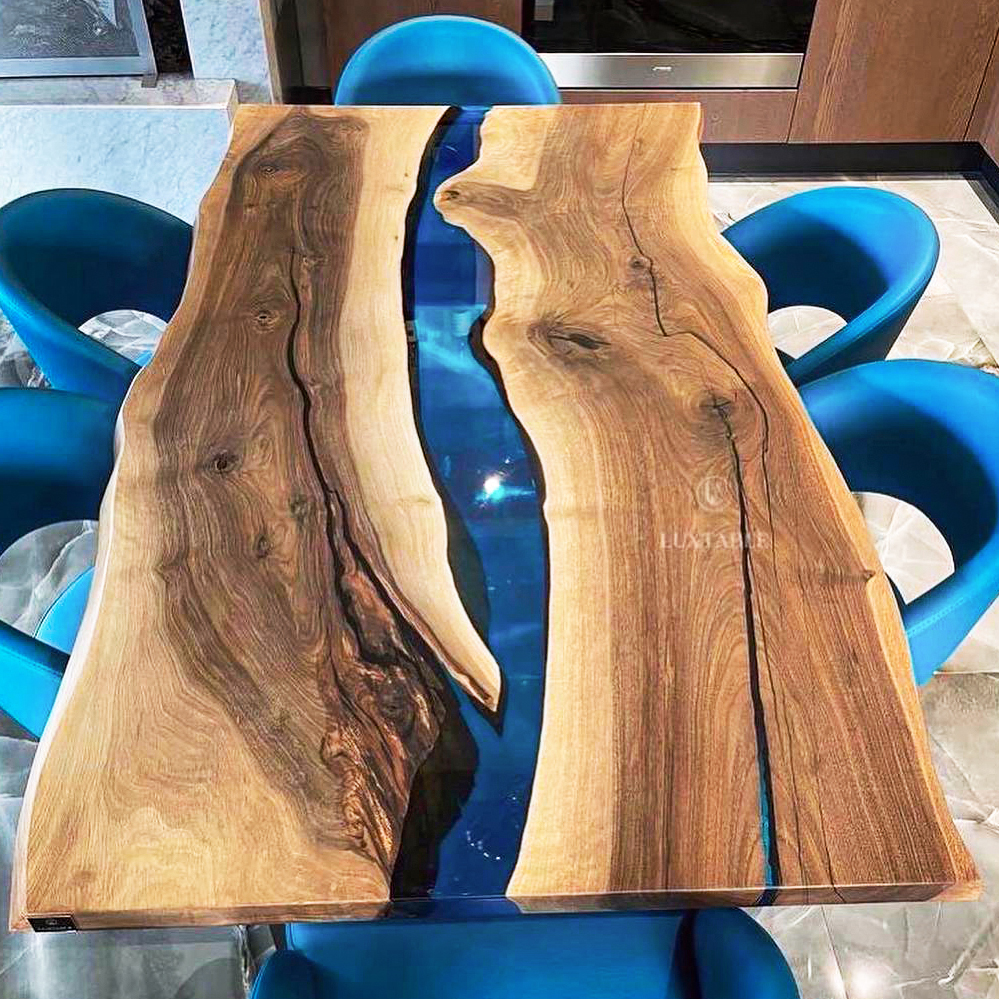 Tavolo da cucina Boston in noce europeo e resina blu trasparente lucida