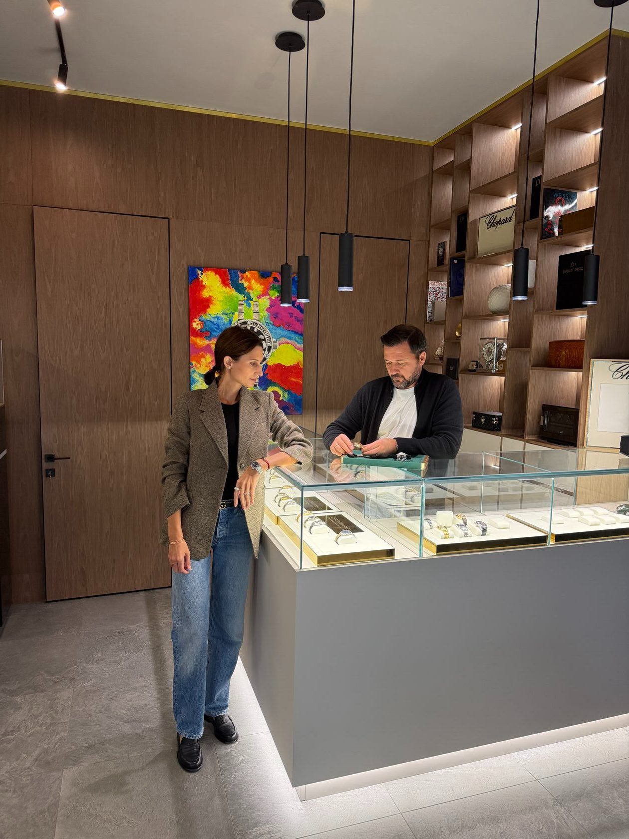 Anna und Viacheslav Fisenko bei der Bewertung einer Uhr im Geschäft von ChronoMarket in Berlin