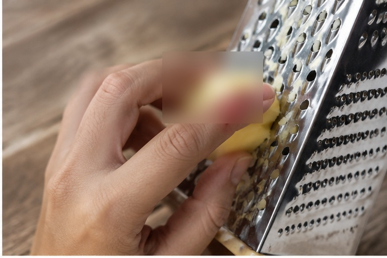 Незручне натирання маленького шматка продукту на тертці