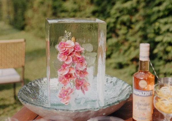 vatební welcome drink Česko - Instagram fotogenická zóna s neonovým nápisem