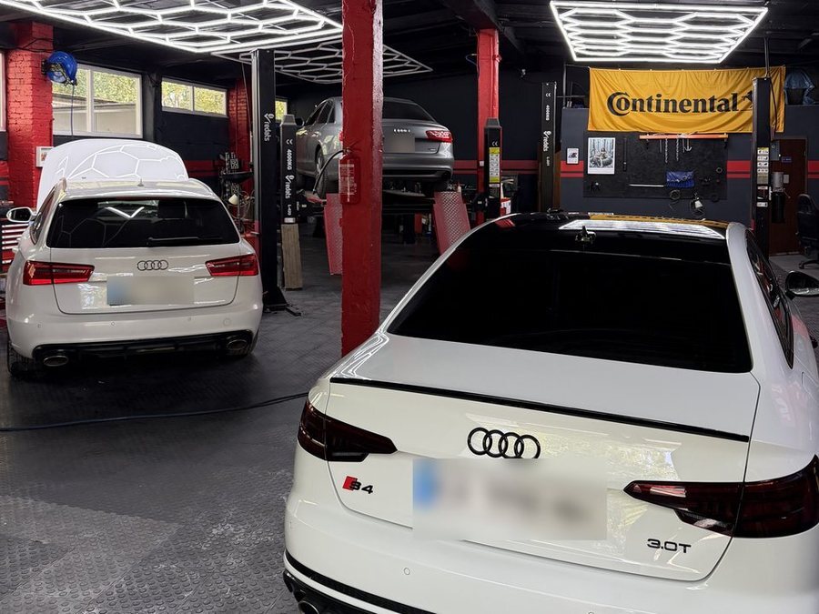 Hala warsztatu z autami na stanowiskach