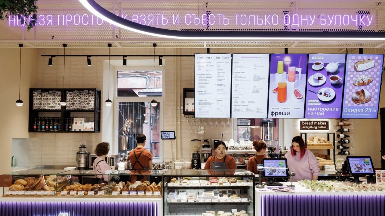 Меню‑борды и гостевой экран на кассе в Cofix Bakery