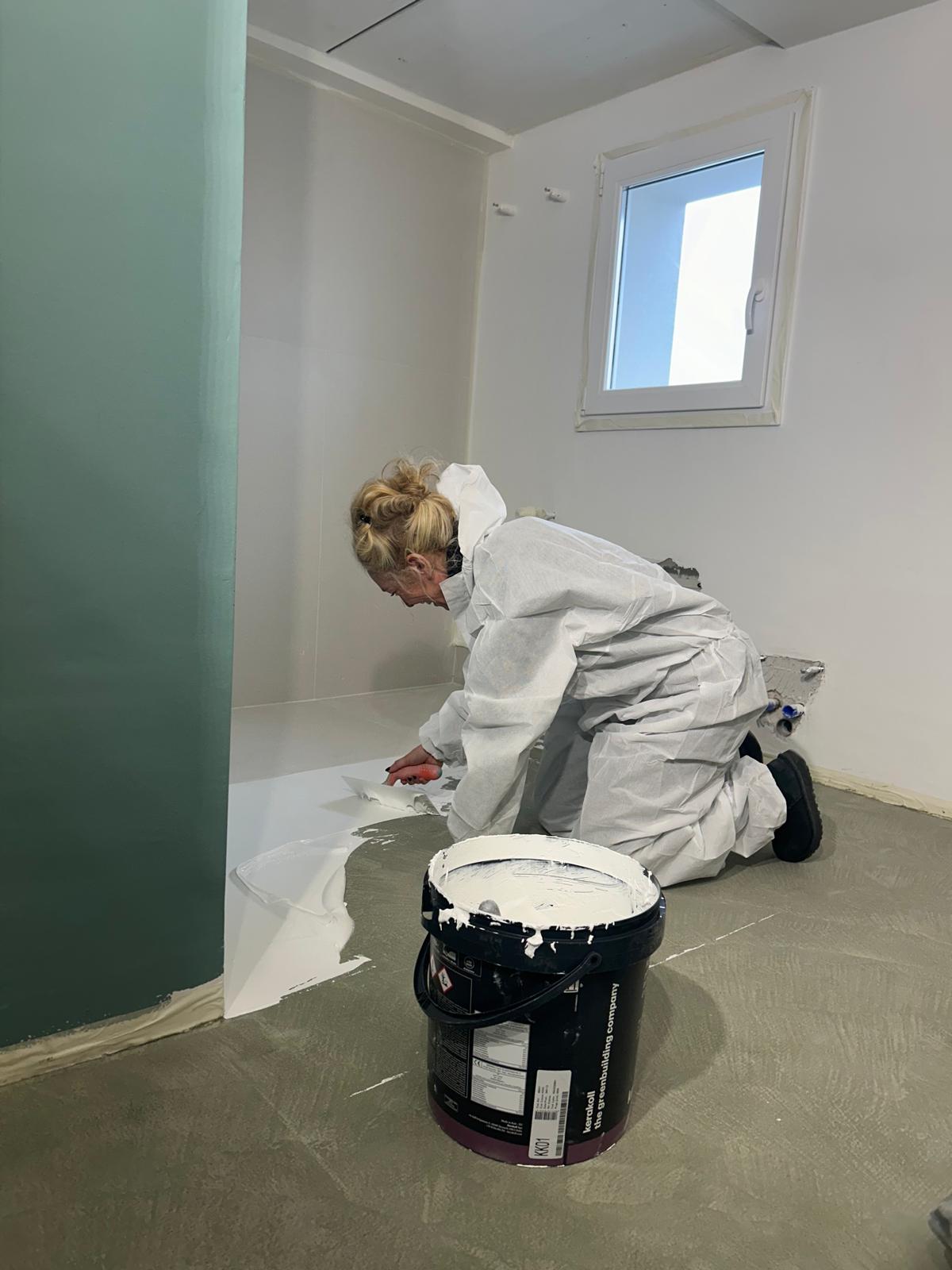 Sarah Luchetti al lavoro in cantiere durante la posa del pavimento