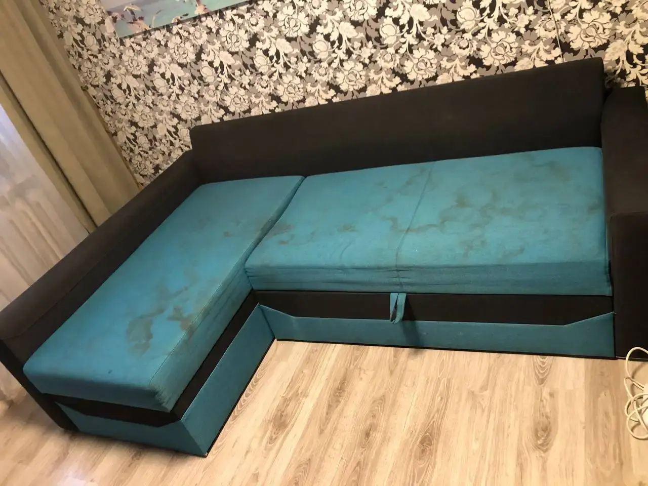 Ecksofa mit Katzenhaaren und Flecken an der Sitzkante vor der Reinigung. Ein echter Termin von Shikardos Reinigung direkt beim Kunden in Frankfurt.