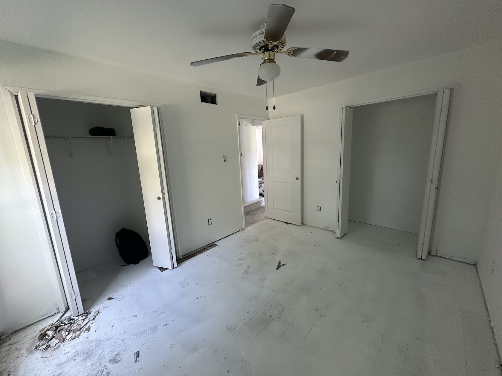 Original condo interior before the complete renovation, photo 3