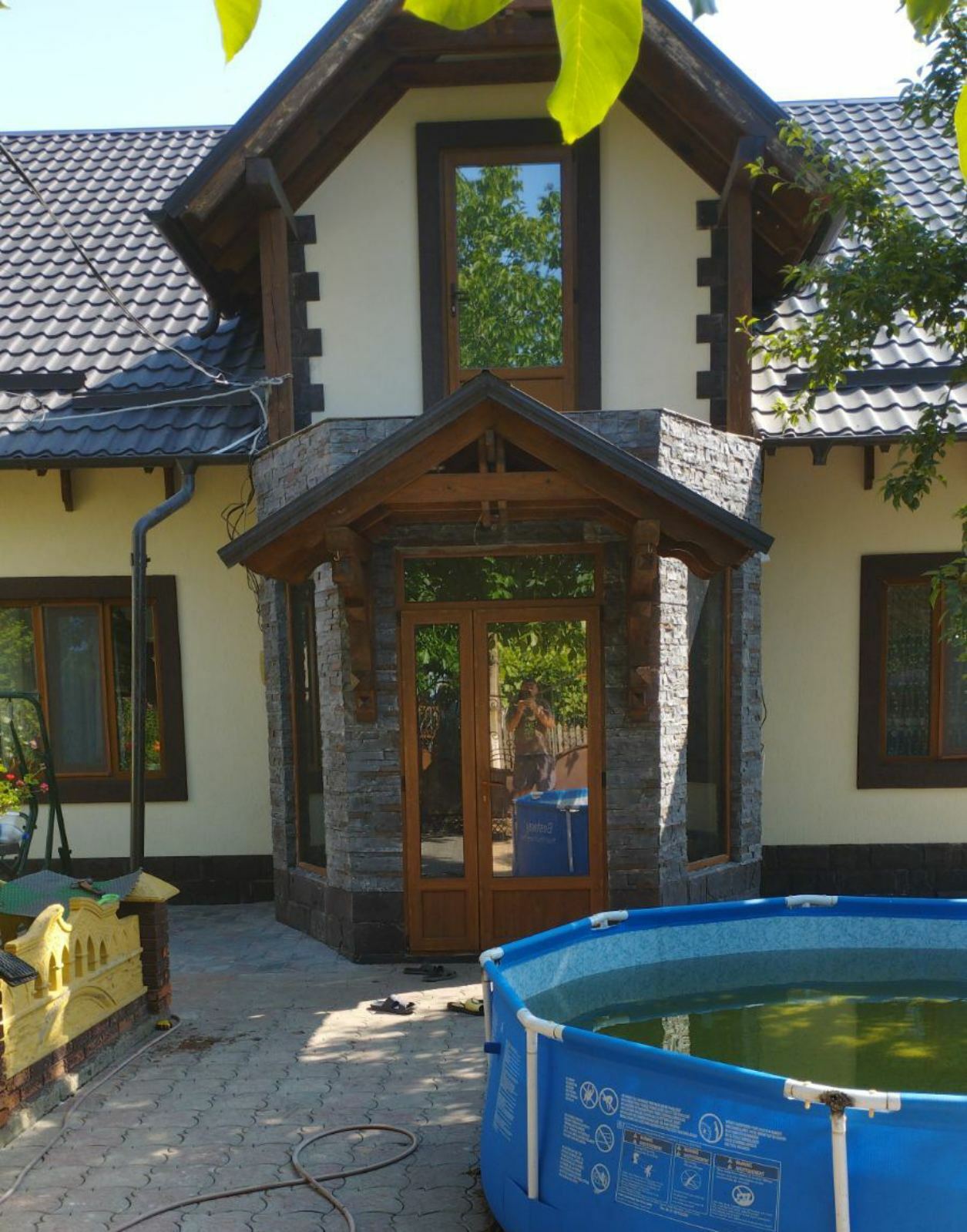 casa placata cu piatra decorativa