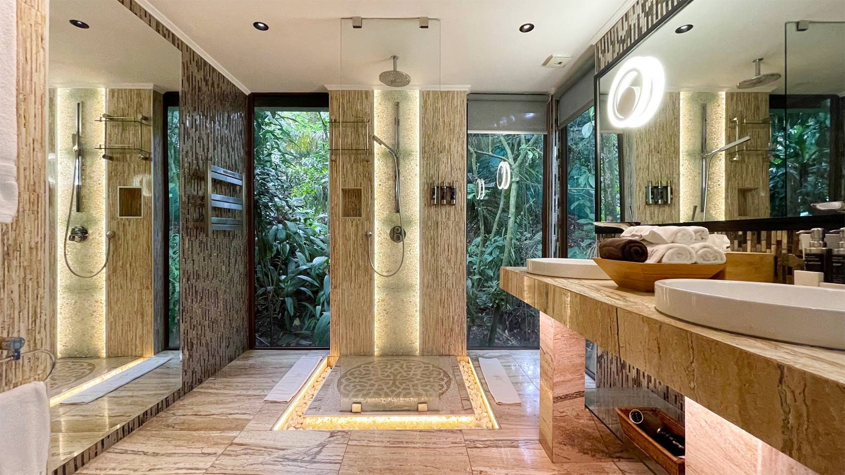 Luxury Villa (Four People), the shower, open to the jungle, Hotel Makanda, Manuel Antonio