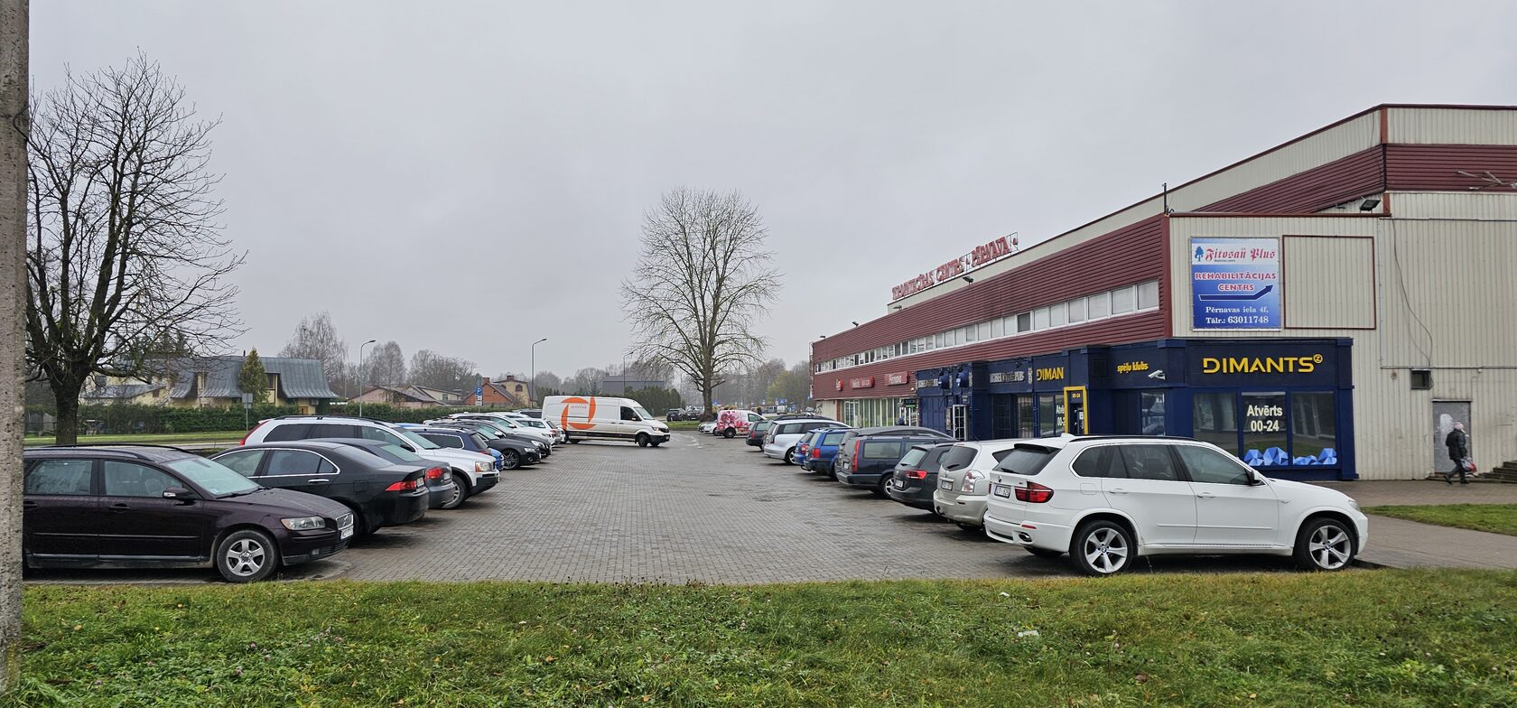 TC Pērnava fasāde un klientu autostāvvieta
