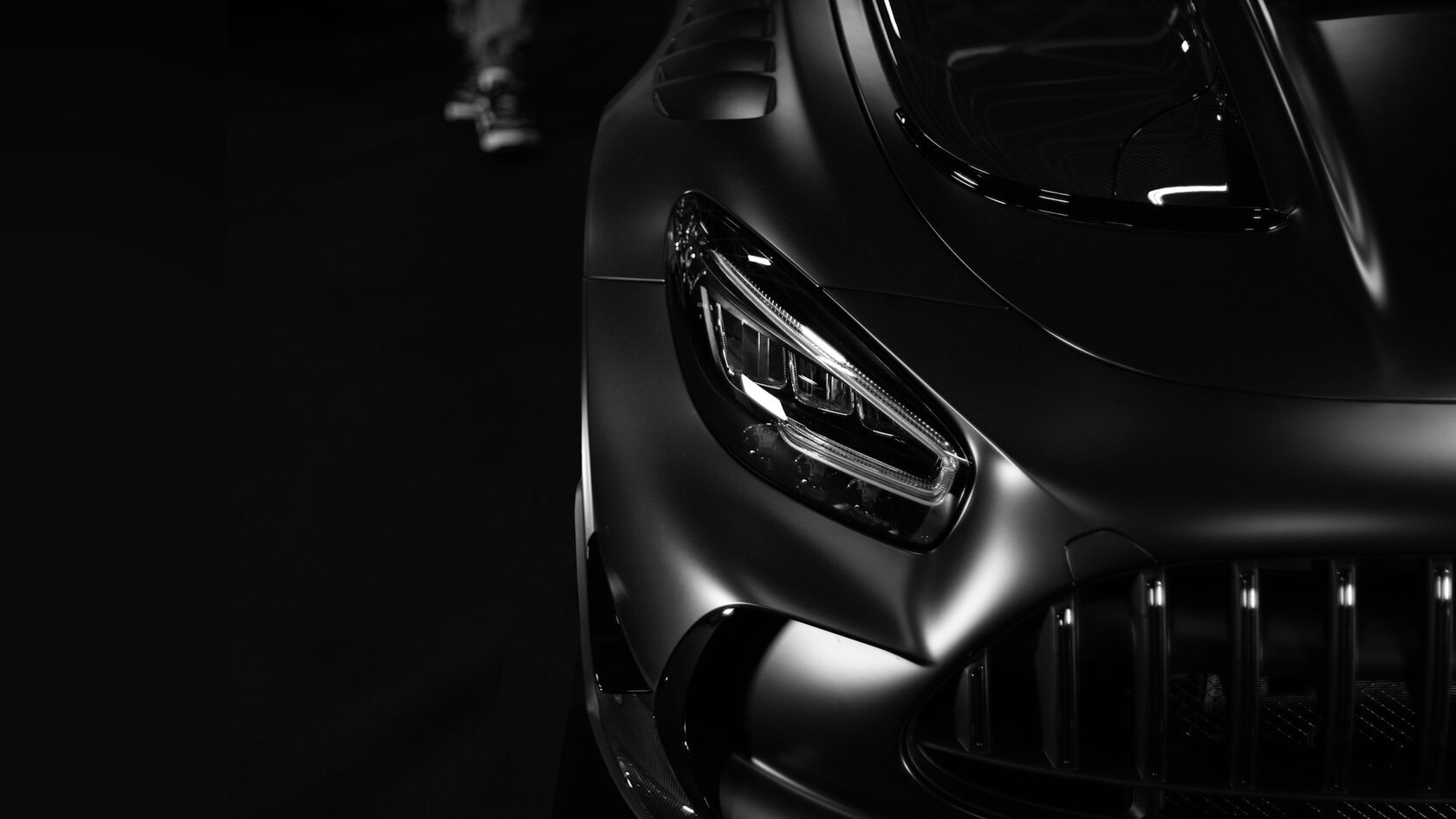 Менеджер рядом с Mercedes