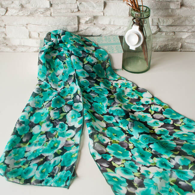 Шал с красиви зелени цветя, част от подаръчен комплект на цени до 50 лв.