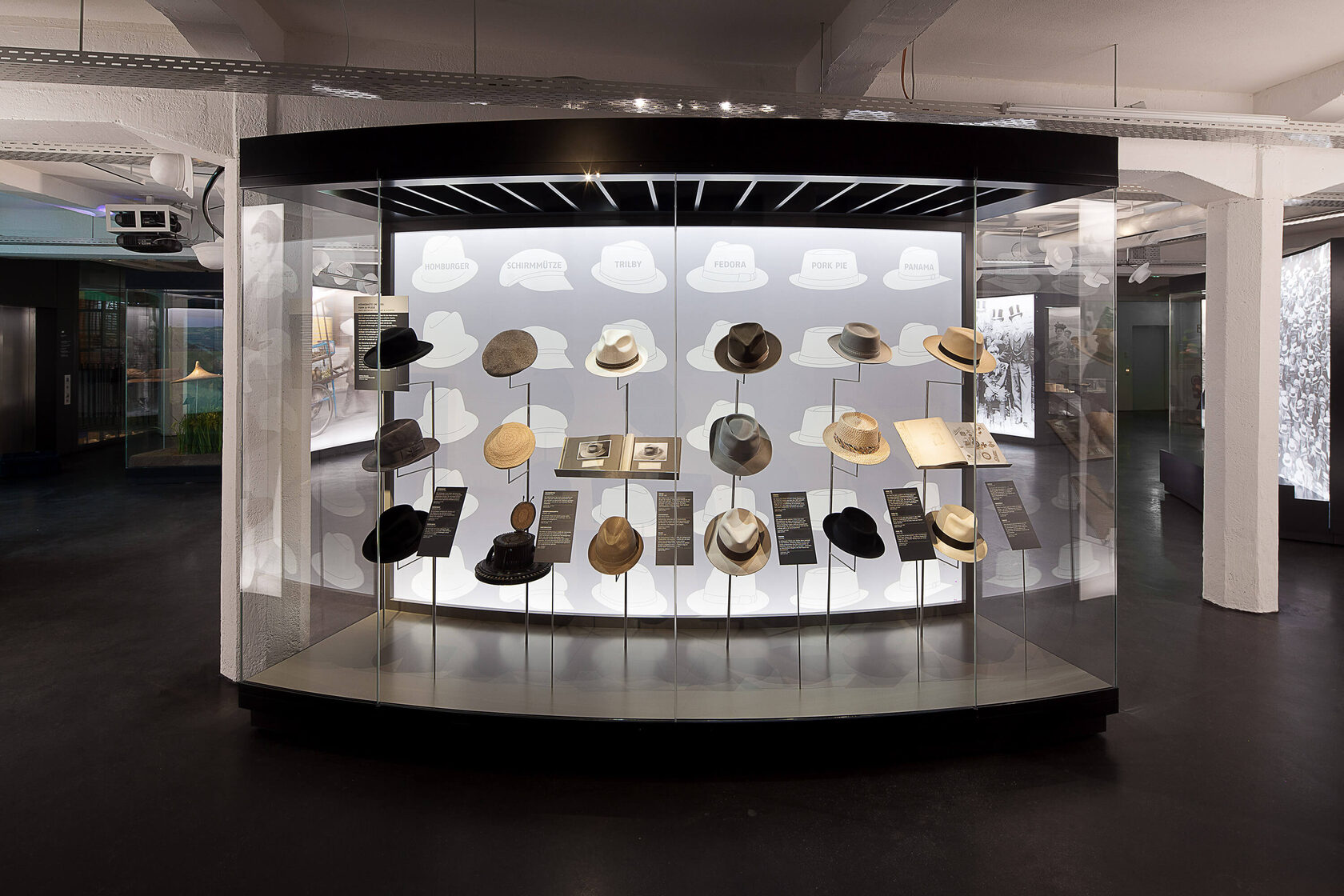 Custom Display Cases Lindenberg – Precision with Projection
