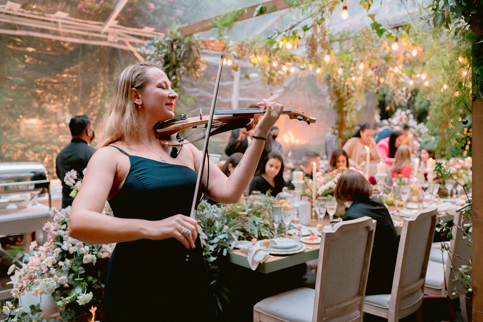 Violinista tocando en vivo en una boda íntima boutique
