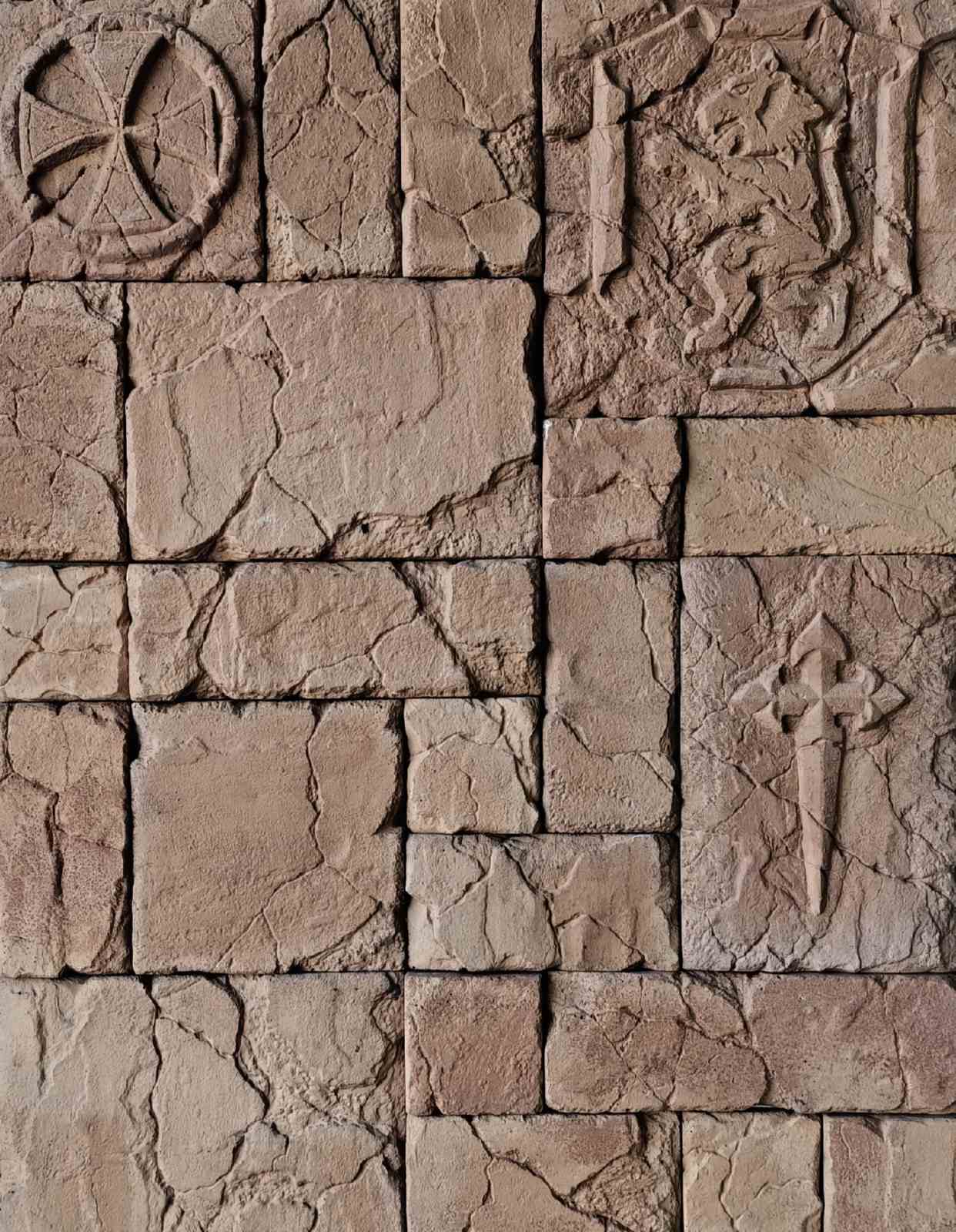 beci cu piatra decorativa