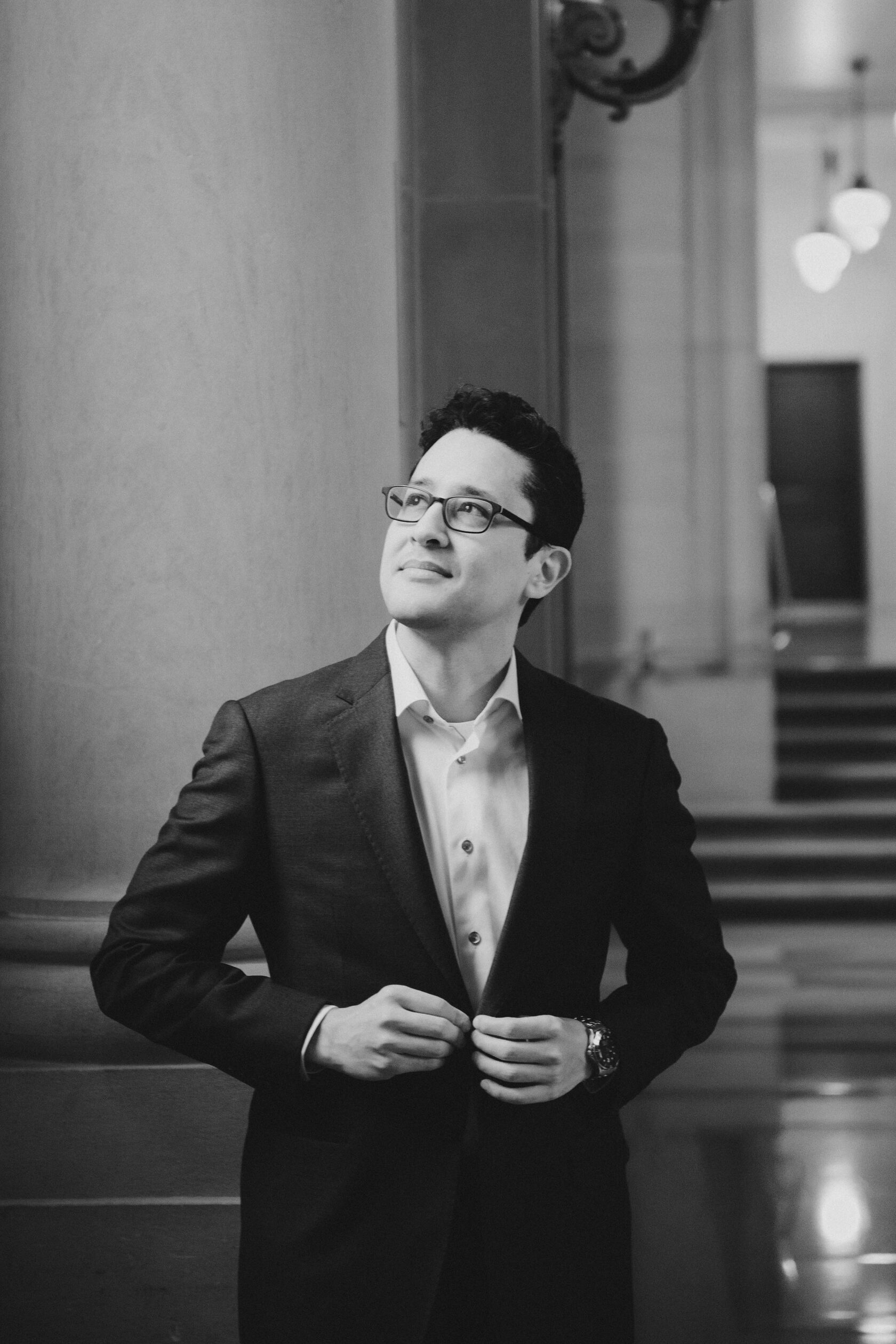 Romantic San Francisco City Hall couple portrait