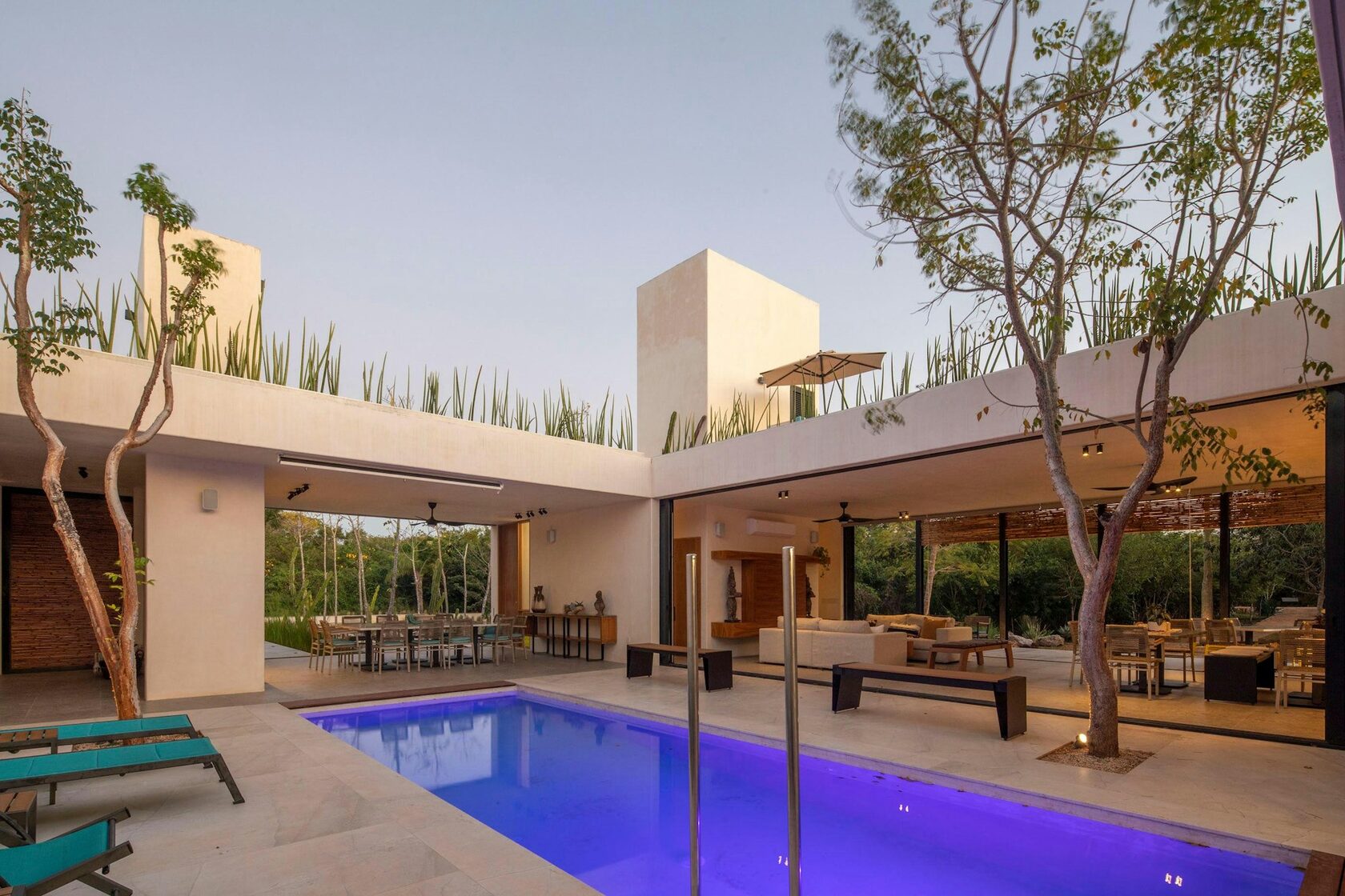 Terraza con alberca en casa mexicana contemporánea