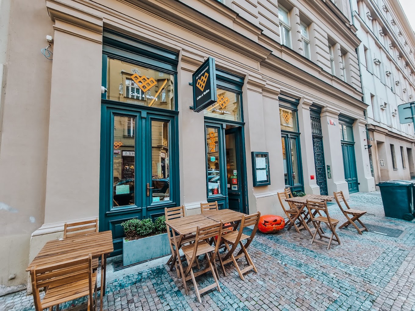 Vchod a zahrádka kavárny Coffee & Waffles na Valentinské ulici