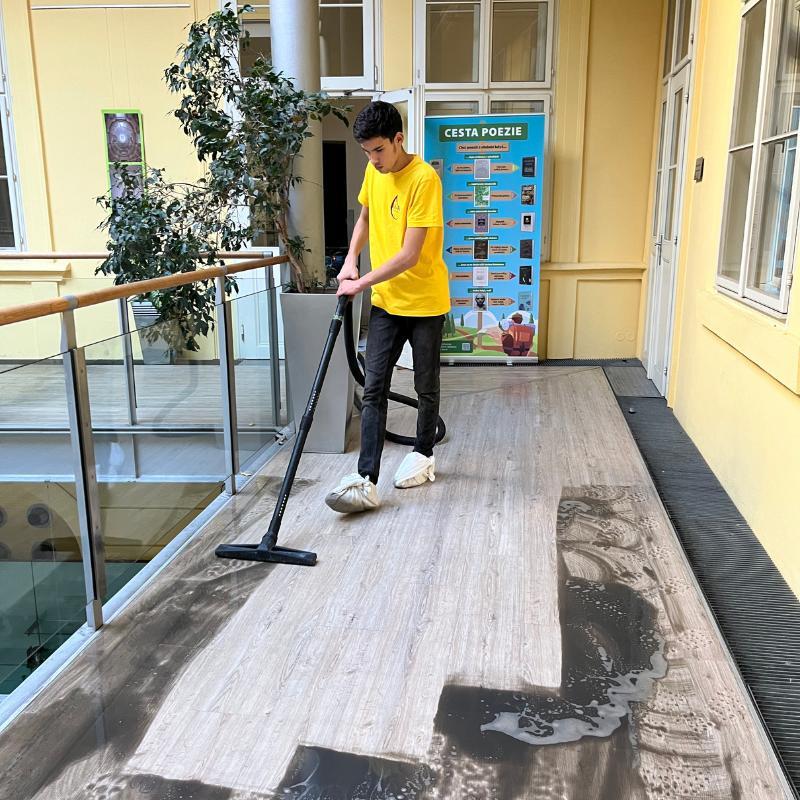 čištění podlah, čištění tvrdých podlah, čištění PVC podlah, voskovaní podlah