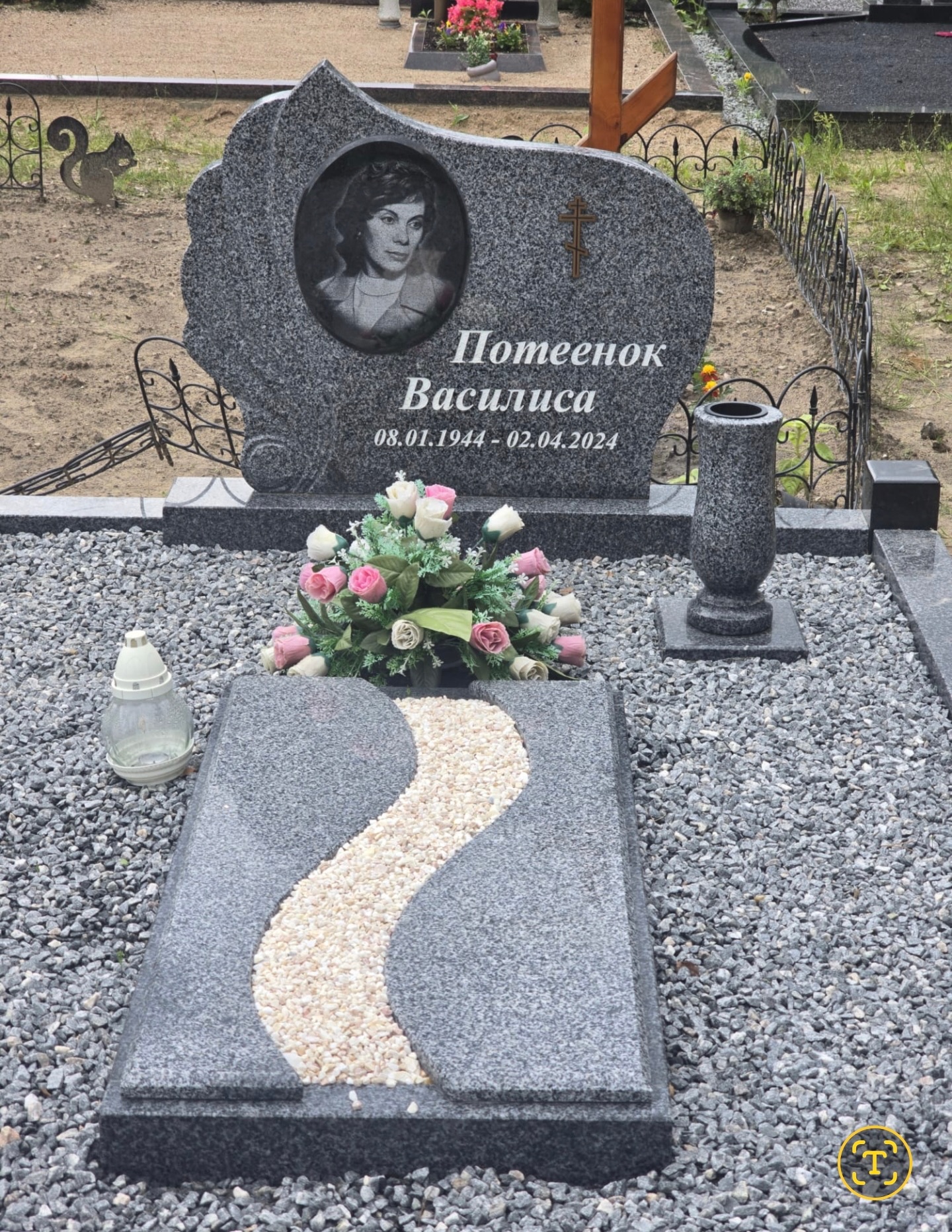Одиночный памятник из серого гранита с портретом