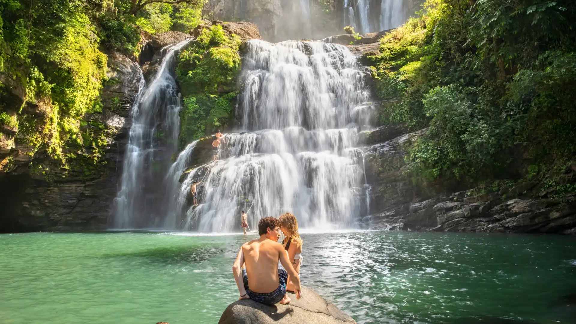 Pareja contemplando la catarata Nauyaca