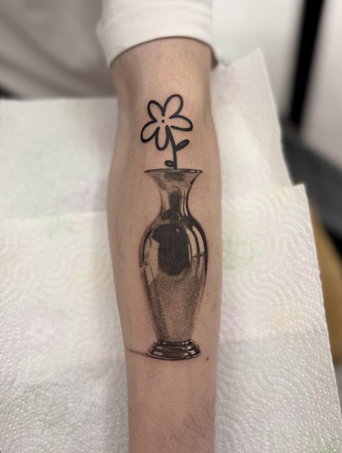 Vase und Blüte in Schwarz — Tattoo von Nikol (@rudnizztattoo).