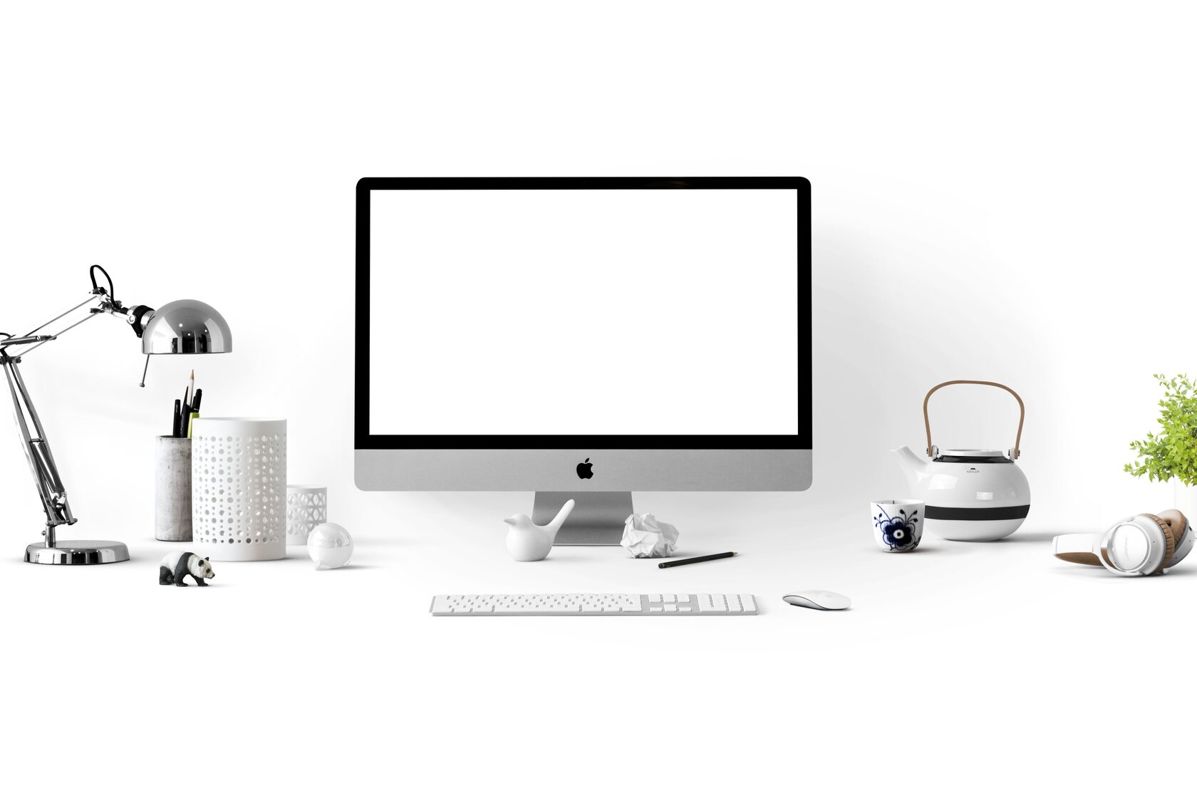 Kreativer Arbeitsplatz mit Designtools und Notizbüchern