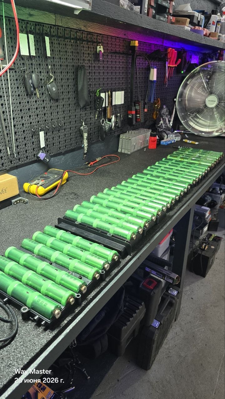 Cellules NiMH en cours de charge et calibration sur établi Way Master