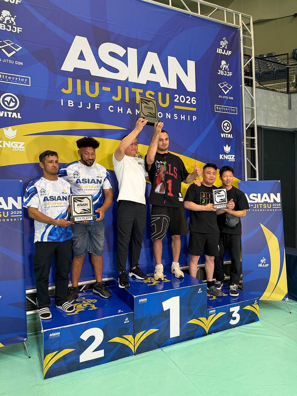 Тренер академии на пьедестале Asian Jiu-Jitsu 2026