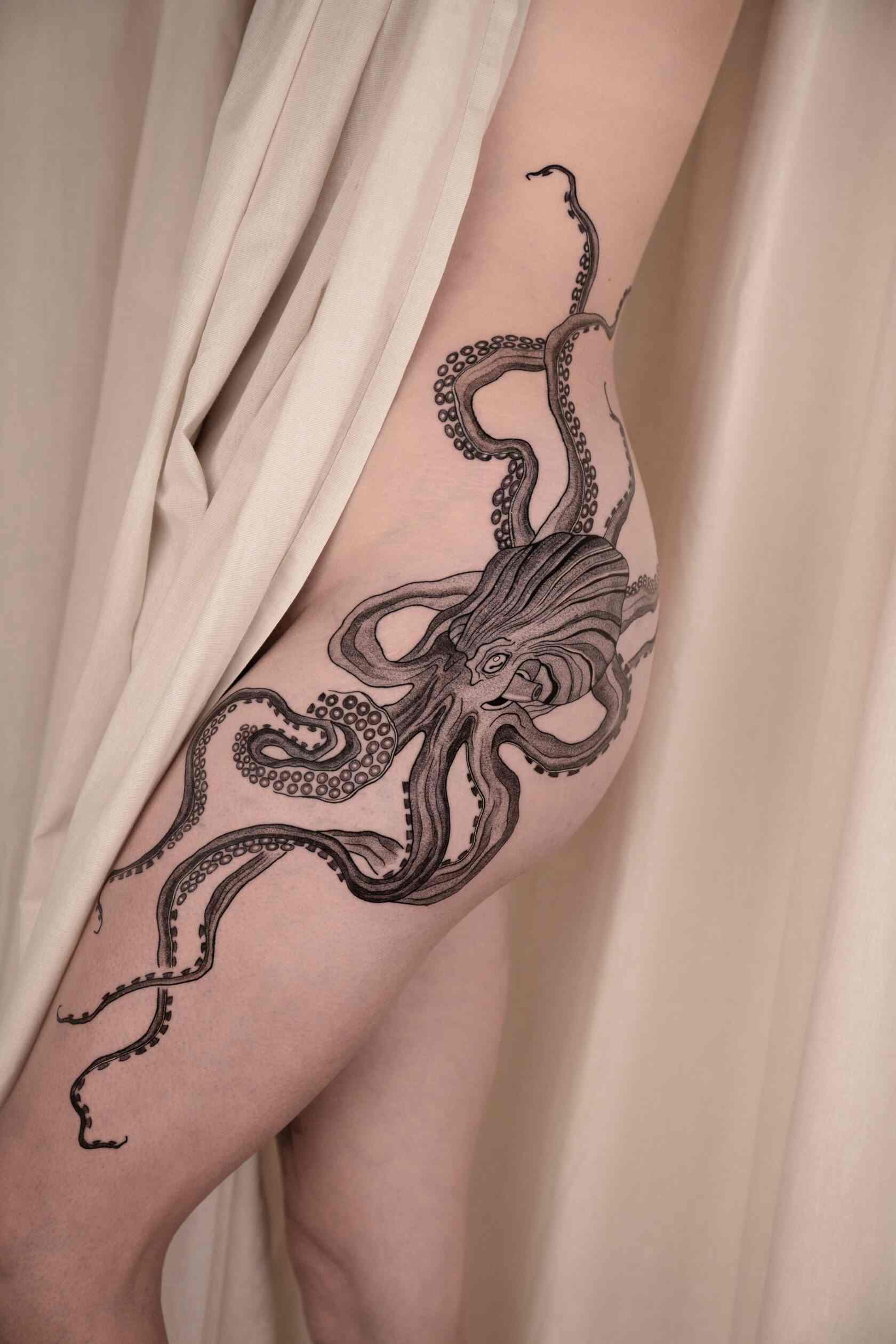Octopus in fine lines on the upper arm