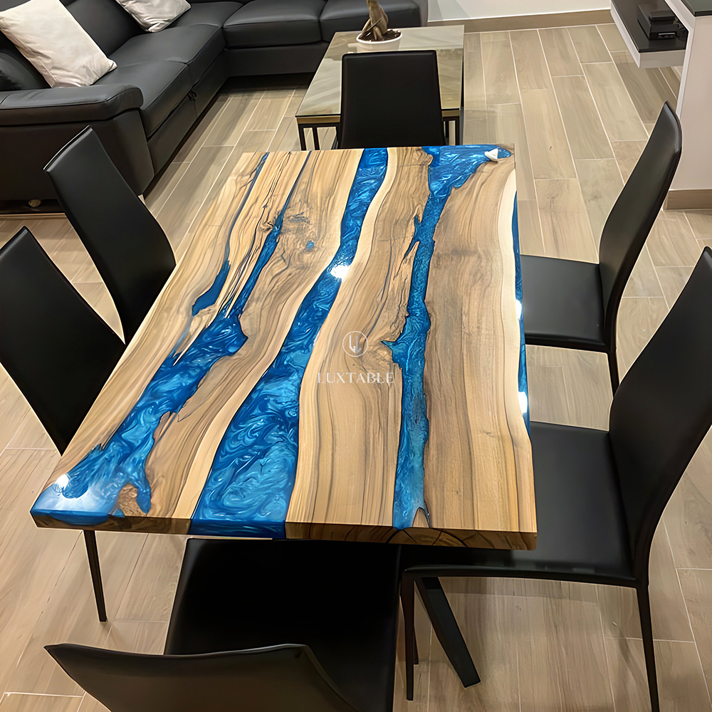 Tisch Blasu aus europäischem Nussbaum und hellblauem Epoxidharz mit Metallic Effekt
