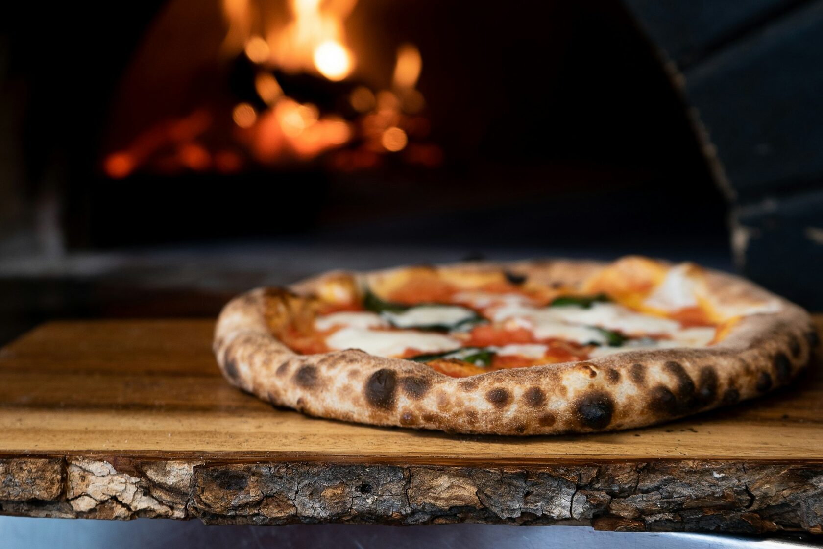 Pizza cotta nel forno a legna al Jazzamore di Cesena