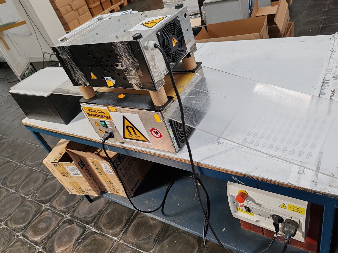 <div style="font-size: 28px;" data-customstyle="yes">Задача на производстве: <br />Оптимизировать<br />(удешевить, упростить)<br />процесс размагничивания<br />ленточных элементов охранных лейблов.</div>