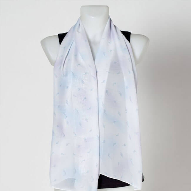 Дамски шалове различни цветове и материи в кутия за подарък.