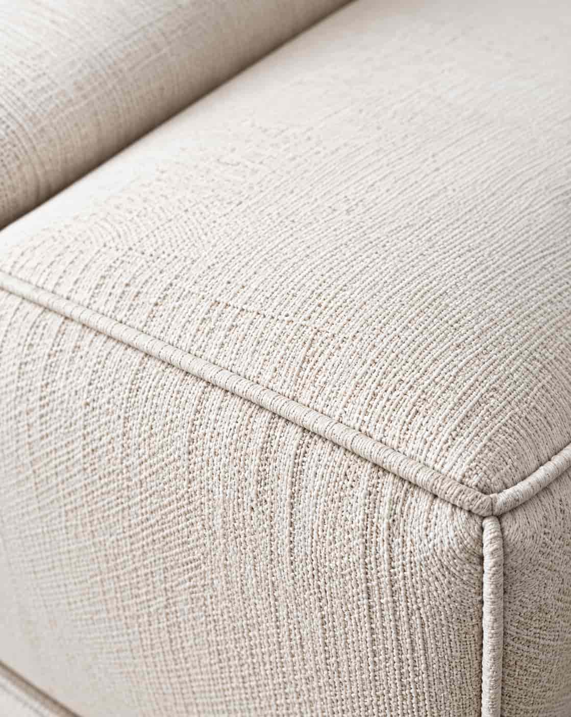 Heller Sofastoff beim Kauf in seiner urspr&uuml;nglichen, cremewei&szlig;en Farbe. So hell war das Sofa am ersten Tag &ndash; diese Farbe holt Shikardos Reinigung in Frankfurt bei der Reinigung zur&uuml;ck.