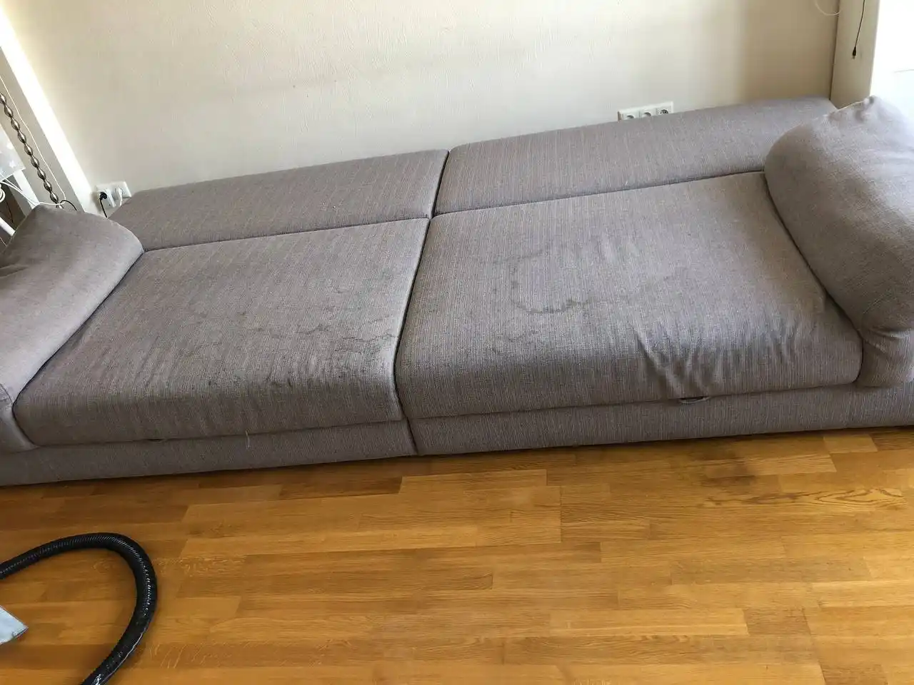 Sofa – Fleckenentfernung – vor der Polsterreinigung in Frankfurt