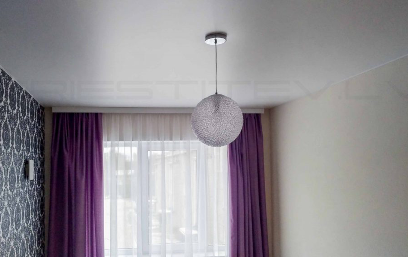 Auduma iestieptie griesti dzīvojamai istabai