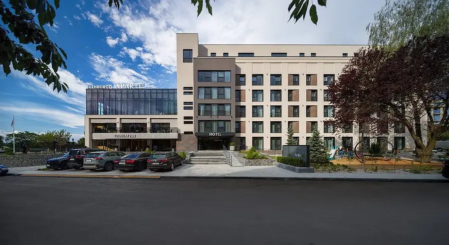 Apartel Uzhhorod — территория и входная группа