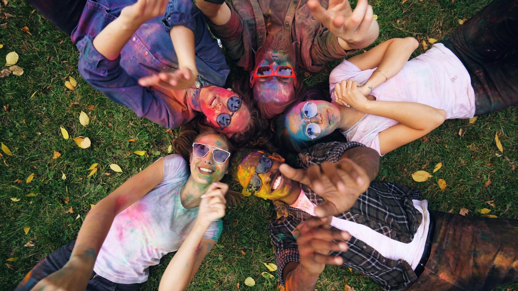 Comunidad de jóvenes compartiendo una actividad al aire libre