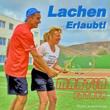 Tennistrainer Martin Votava mit Trainingsteilnehmerin auf dem Tennisplatz der Tennisschule 3M Fuerteventura