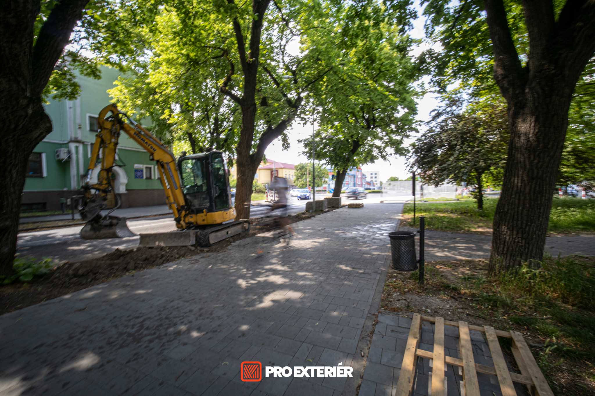 Zemné práce pri výstavbe cyklotrasy v Skalici