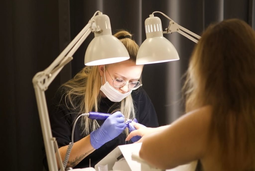 manicure student