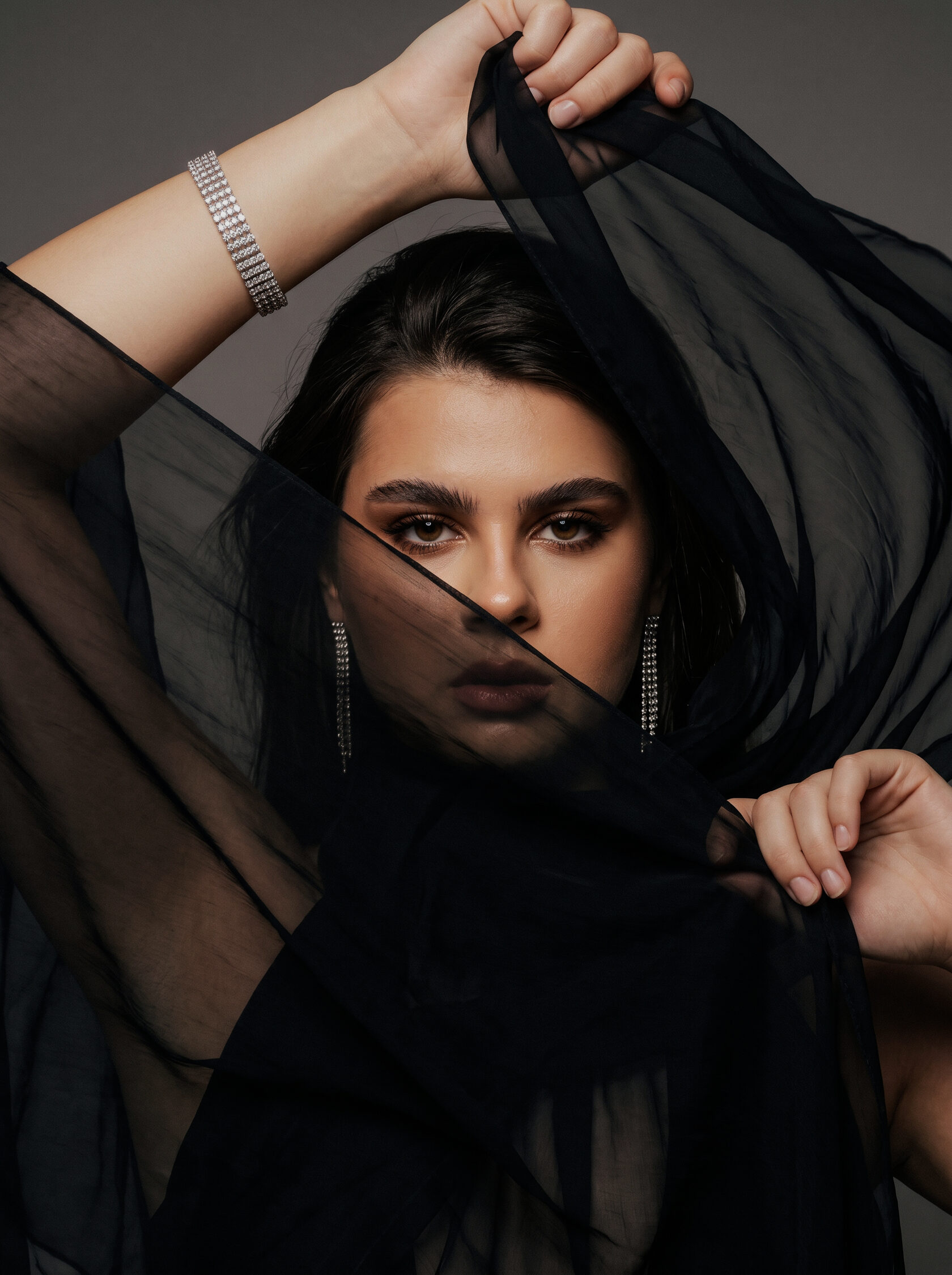 Editorial modelė su juodu audiniu