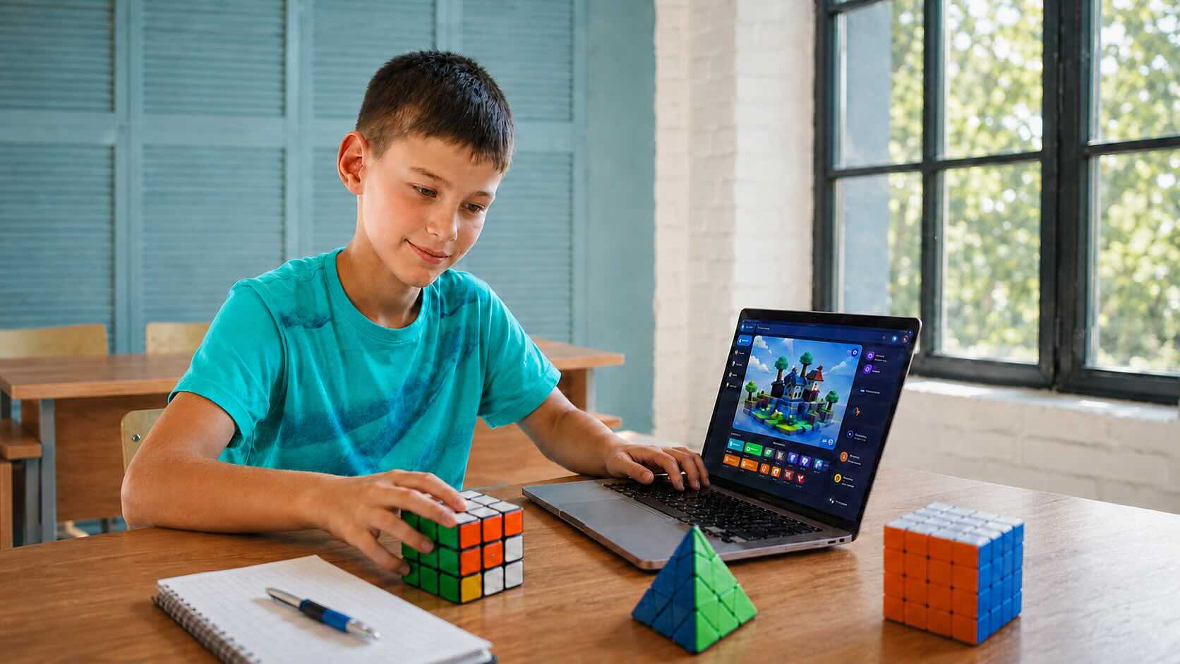 Dzieci grające w gry edukacyjne, Roblox i układające kostkę Rubika